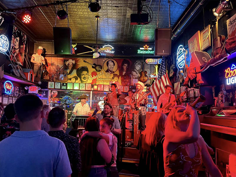 Roberts Western World