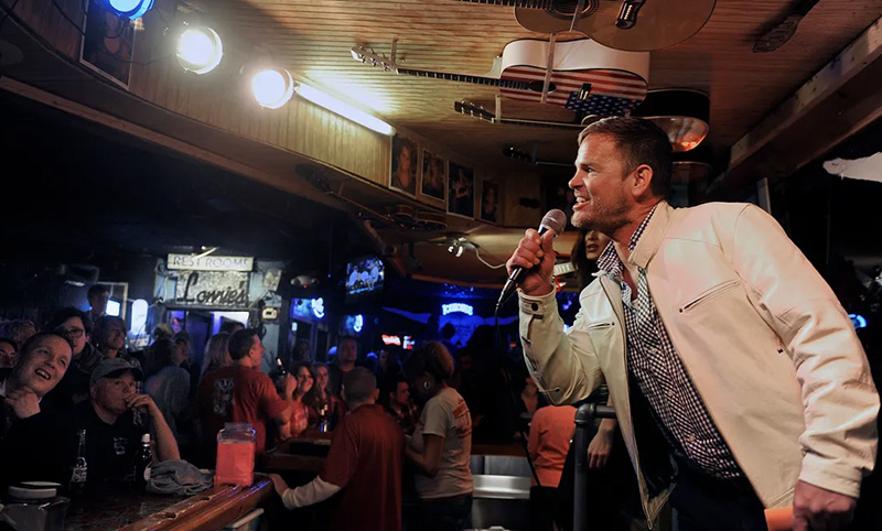Best Nashville Karaoke Bar – Lonnie’s Western Room