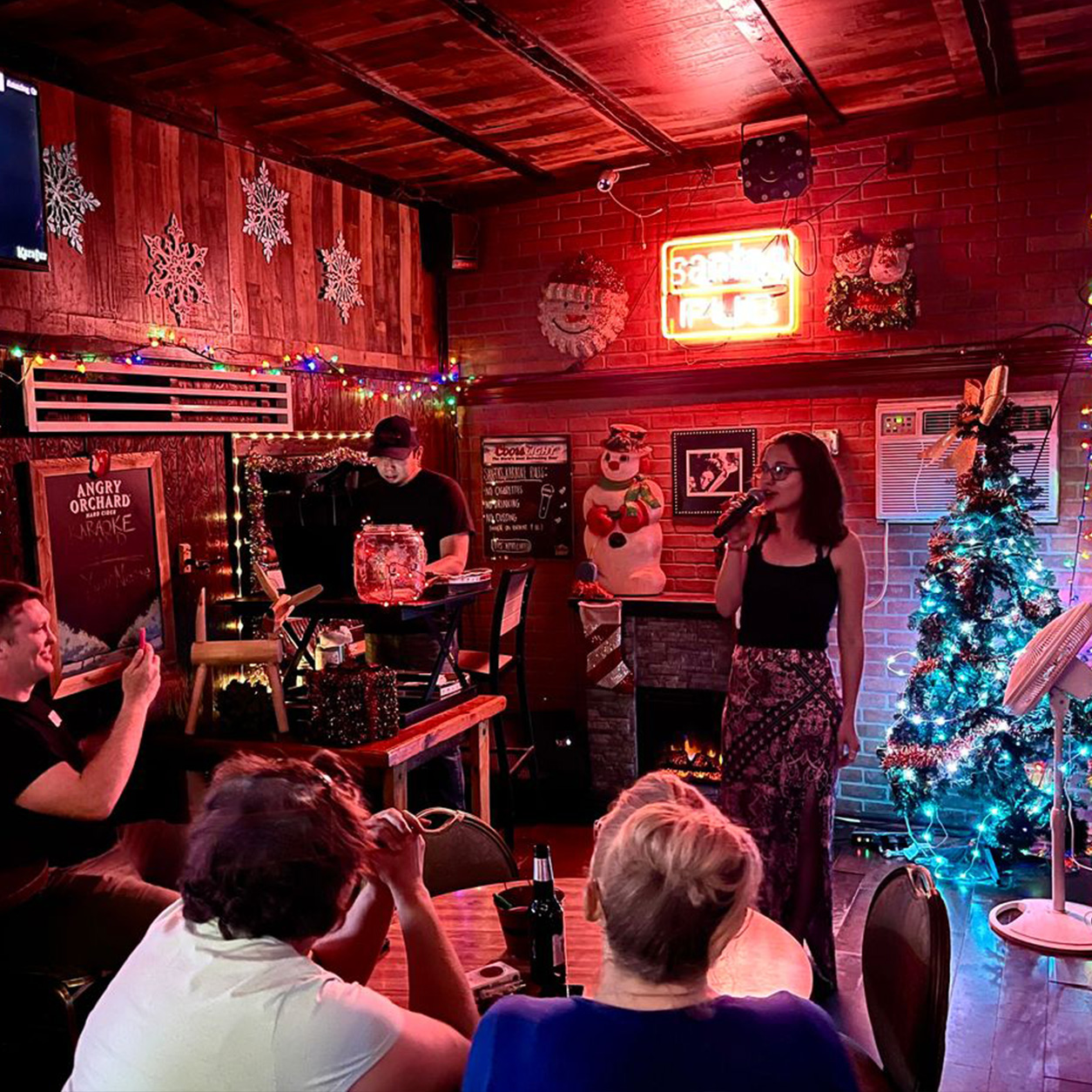 Santas Pub Best of Nashville